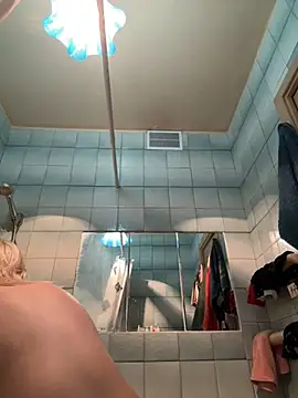 Snapshot of LikaCat chatting on March 11, 4:32 am LikaCat online show from March 11, 4:32 am