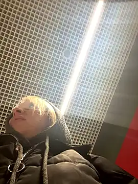 Snapshot of LikaCat chatting on October 5, 4:11 am LikaCat online show from October 5, 4:11 am