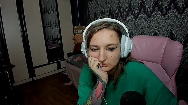 Snapshot of AlexRacc00n chatting on December 5, 12:52 am AlexRacc00n online show from December 5, 12:52 am