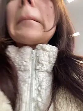 QuitieLia online show from December 5, 8:11 am