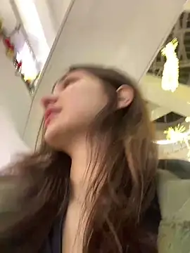 QuitieLia online show from December 17, 3:17 pm