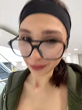 QuitieLia online show from January 8, 9:10 am