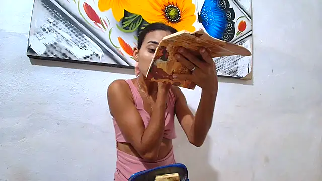 luciana daza online show from October 7, 10:40 pm