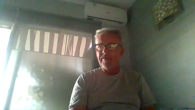 Snapshot of tuggy59 chatting on November 10, 6:45 am tuggy59 online show from November 10, 6:45 am