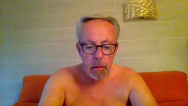 Snapshot of tuggy59 chatting on May 26, 5:03 am tuggy59 online show from May 26, 5:03 am