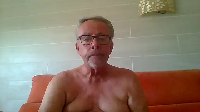 Snapshot of tuggy59 chatting on June 5, 6:52 am tuggy59 online show from June 5, 6:52 am