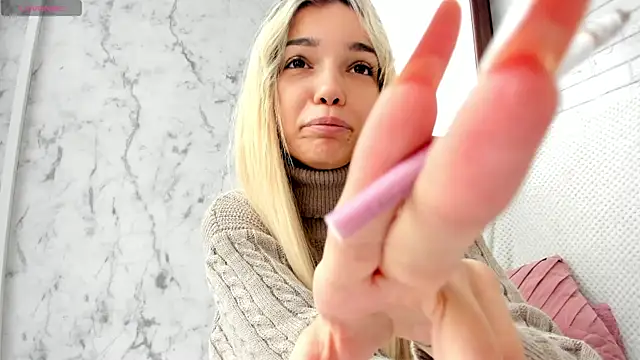 Snapshot of Sassy_Teen chatting on February 15, 9:05 am Sassy Teen online show from February 15, 9:05 am