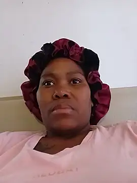Snapshot of Real1SweetQueen chatting on July 3, 7:37 am Real1SweetQueen online show from July 3, 7:37 am