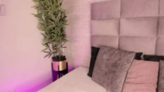 Snapshot of mia_crawford chatting on October 21, 11:44 am mia crawford online show from October 21, 11:44 am