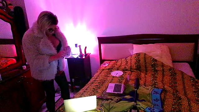 Snapshot of CharlotteVixxens chatting on December 20, 1:02 am CharlotteVixxens online show from December 20, 1:02 am