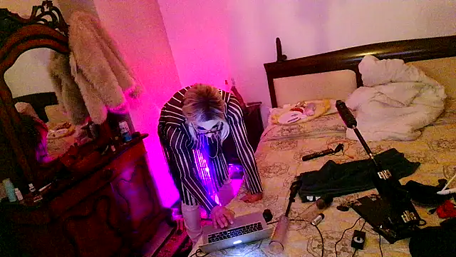 Snapshot of CharlotteVixxens chatting on January 11, 12:15 am CharlotteVixxens online show from January 11, 12:15 am