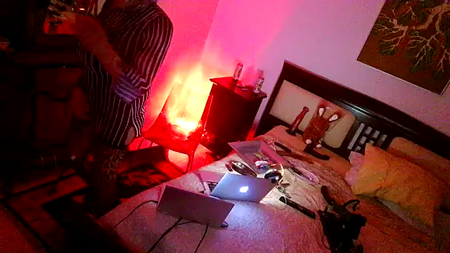 Snapshot of CharlotteVixxens chatting on March 1, 10:01 pm CharlotteVixxens online show from March 1, 10:01 pm