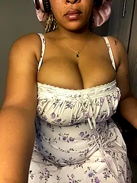 Snapshot of YellowHoneyDip chatting on November 13, 6:45 am YellowHoneyDip online show from November 13, 6:45 am