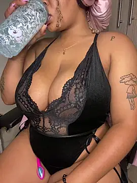 Snapshot of YellowHoneyDip chatting on November 25, 6:30 pm YellowHoneyDip online show from November 25, 6:30 pm