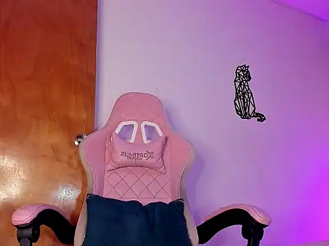 Snapshot of emily_lady20 chatting on November 14, 5:17 am emily lady20 online show from November 14, 5:17 am