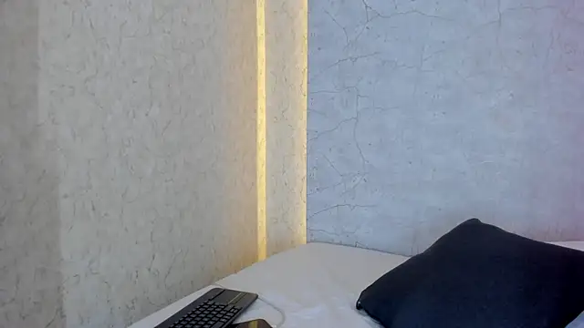 Snapshot of aprilalen chatting on February 12, 6:51 am aprilalen online show from February 12, 6:51 am