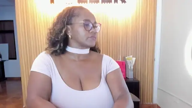 Snapshot of AliciaMiilf chatting on February 11, 3:08 am AliciaMiilf online show from February 11, 3:08 am