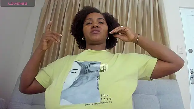 Snapshot of AliciaMiilf chatting on September 25, 10:46 pm AliciaMiilf online show from September 25, 10:46 pm