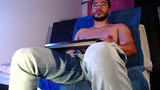 Snapshot of Tommhot chatting on November 12, 7:57 pm Tommhot online show from November 12, 7:57 pm