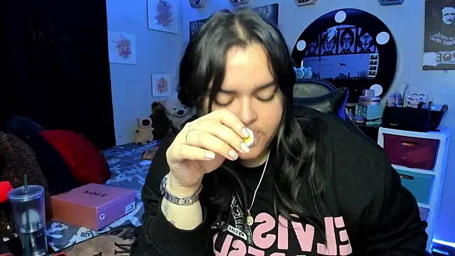 Snapshot of Luise_Meyrink chatting on November 21, 3:05 am Luise Meyrink online show from November 21, 3:05 am