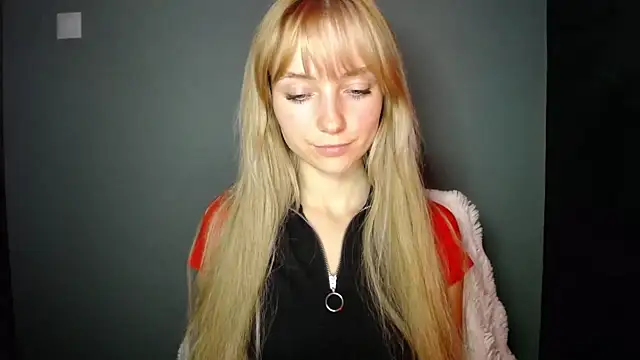 Snapshot of LuciaYoung chatting on September 27, 7:19 pm LuciaYoung online show from September 27, 7:19 pm
