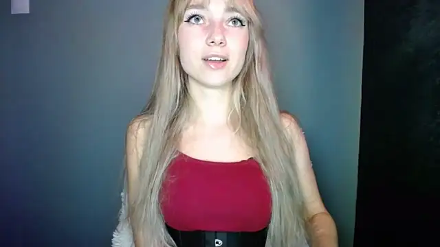 Snapshot of LuciaYoung chatting on October 23, 6:28 pm LuciaYoung online show from October 23, 6:28 pm