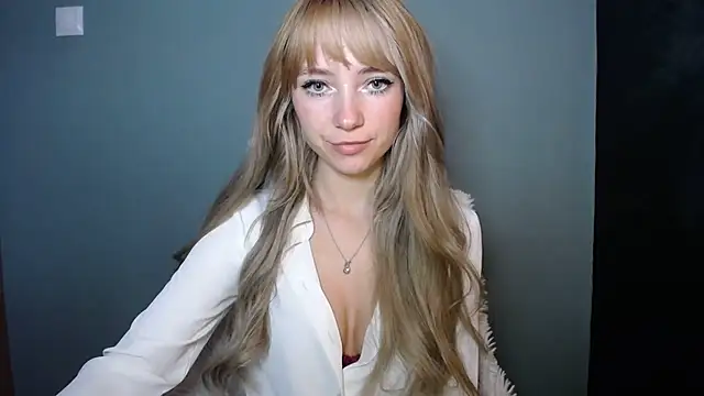 Snapshot of LuciaYoung chatting on October 28, 7:45 am LuciaYoung online show from October 28, 7:45 am