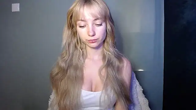 Snapshot of LuciaYoung chatting on November 7, 7:30 am LuciaYoung online show from November 7, 7:30 am