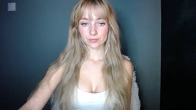 Snapshot of LuciaYoung chatting on November 7, 7:36 pm LuciaYoung online show from November 7, 7:36 pm