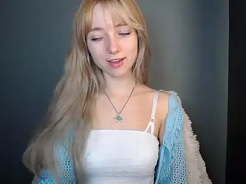 Snapshot of LuciaYoung chatting on November 12, 7:24 pm LuciaYoung online show from November 12, 7:24 pm