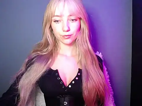 Snapshot of LuciaYoung chatting on November 13, 7:29 am LuciaYoung online show from November 13, 7:29 am