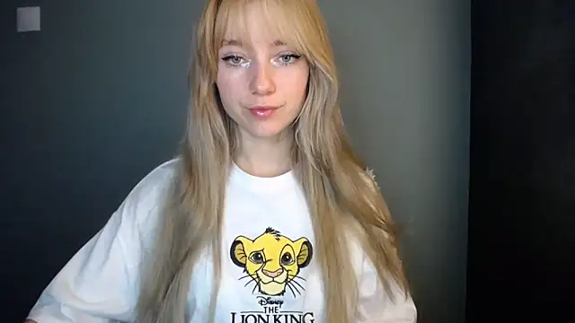 Snapshot of LuciaYoung chatting on November 14, 7:56 pm LuciaYoung online show from November 14, 7:56 pm