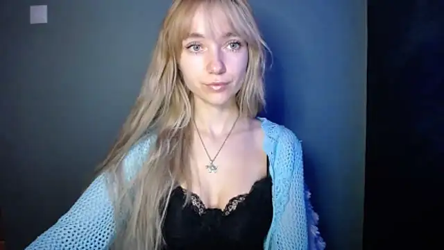 Snapshot of LuciaYoung chatting on November 15, 8:00 am LuciaYoung online show from November 15, 8:00 am