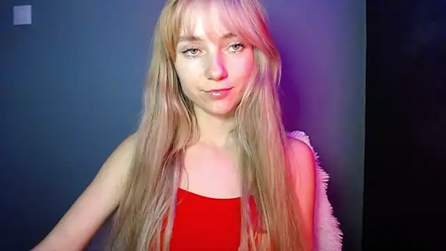 Snapshot of LuciaYoung chatting on November 15, 8:05 pm LuciaYoung online show from November 15, 8:05 pm