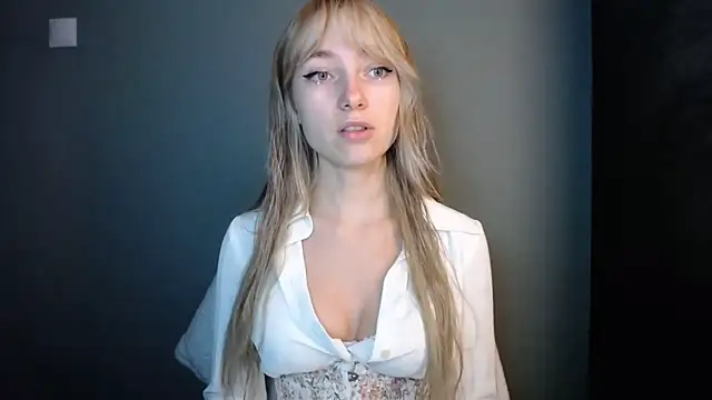 Snapshot of LuciaYoung chatting on November 17, 7:30 pm LuciaYoung online show from November 17, 7:30 pm