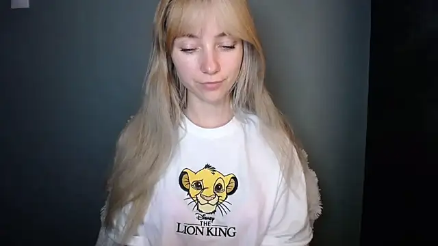 Snapshot of LuciaYoung chatting on November 22, 8:19 pm LuciaYoung online show from November 22, 8:19 pm