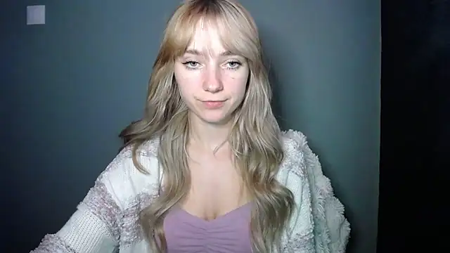 Snapshot of LuciaYoung chatting on November 25, 7:36 pm LuciaYoung online show from November 25, 7:36 pm