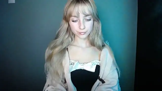 Snapshot of LuciaYoung chatting on December 2, 1:17 pm LuciaYoung online show from December 2, 1:17 pm