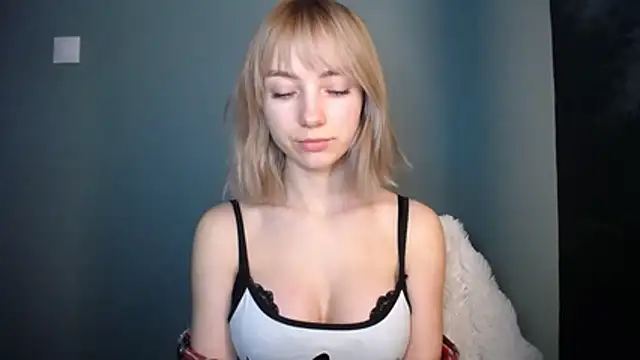 LuciaYoung online show from February 23, 8:01 am