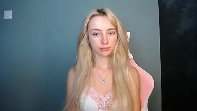 Snapshot of LuciaYoung chatting on June 13, 7:17 am LuciaYoung online show from June 13, 7:17 am