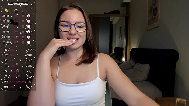 Snapshot of ThreeshaWhite chatting on November 13, 5:56 pm ThreeshaWhite online show from November 13, 5:56 pm