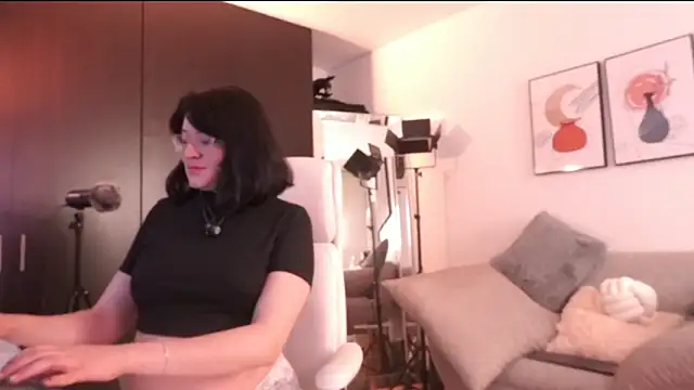 Anah s online show from December 17, 10:27 pm