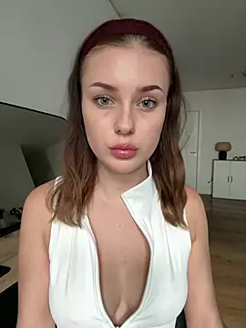 Snapshot of MaribelRiver chatting on August 5, 4:43 pm MaribelRiver online show from August 5, 4:43 pm