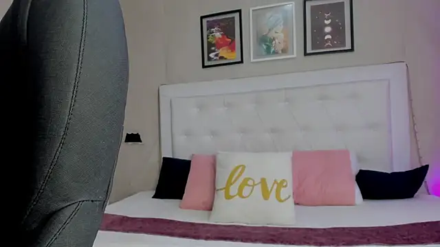 emma  smith1 online show from March 10, 11:48 am