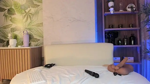 LIAH IZUMI online show from October 28, 1:25 pm