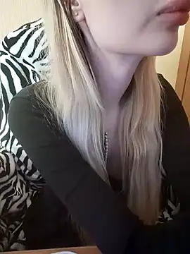 Snapshot of Elza_kom chatting on March 8, 6:21 am Elza kom online show from March 8, 6:21 am