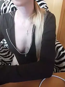 Snapshot of Elza_kom chatting on March 22, 11:21 am Elza kom online show from March 22, 11:21 am