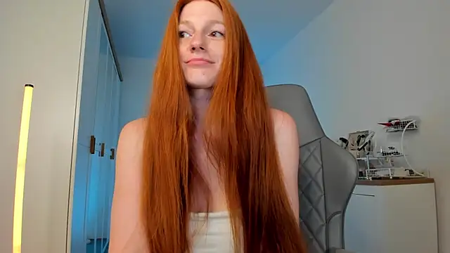 Aliceginger99 online show from June 26, 1:37 pm