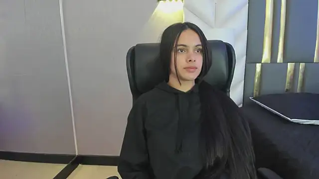 ChloeHarper  online show from April 28, 11:37 am