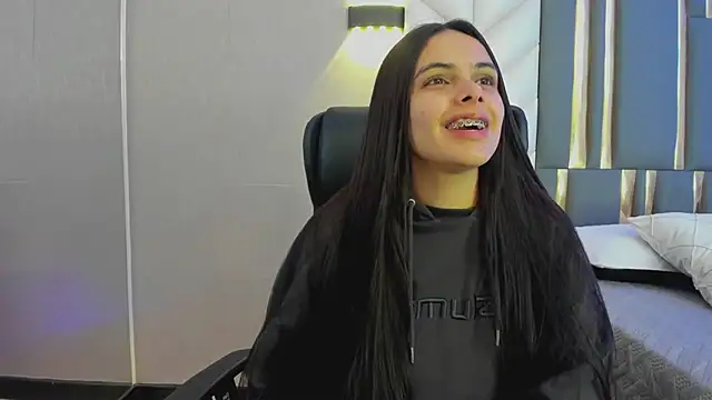 ChloeHarper  online show from June 13, 11:52 am